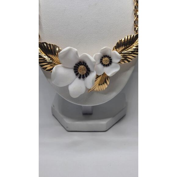 Vintage Louis Féraud Paris White Flower Statement Necklace – Gold Tone Chain... - Picture 3 of 8
